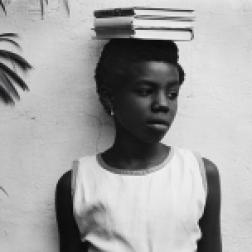 Anna Attinga Frafra, Acra, Ghana, 1964 Copia a la gelatina de plata Colecciones FUNDACIÓN MAPFRE, FM000976 © Aperture Foundation Inc., Paul Strand Archive